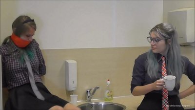 Ferslave / fêstbûn en gagged / dame yn need